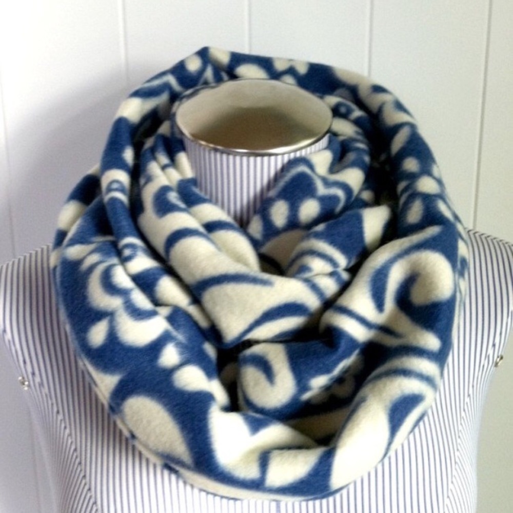 Infinity Fleece scarf blue and cream OS